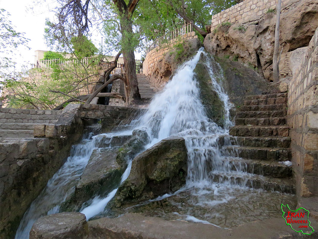 شهر باستانی نیاسر (آبشار و چهار طاقی)